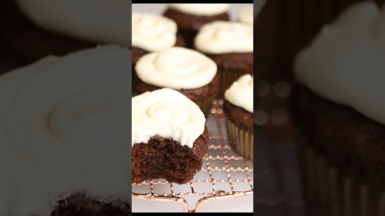 Keto Chocolate Cupcakes with Almond Flour – Recipe in the comments!