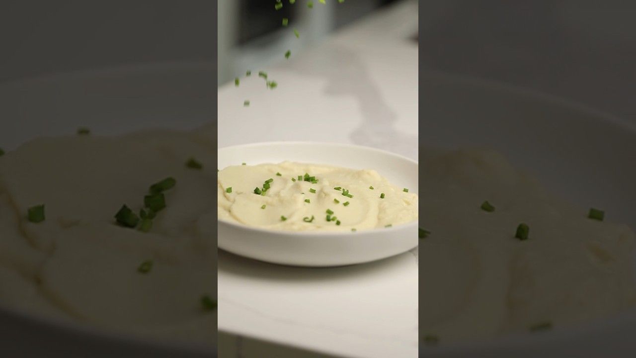 Creamy Keto Mashed Cauliflower “Potatoes”, Recipe in the comments!