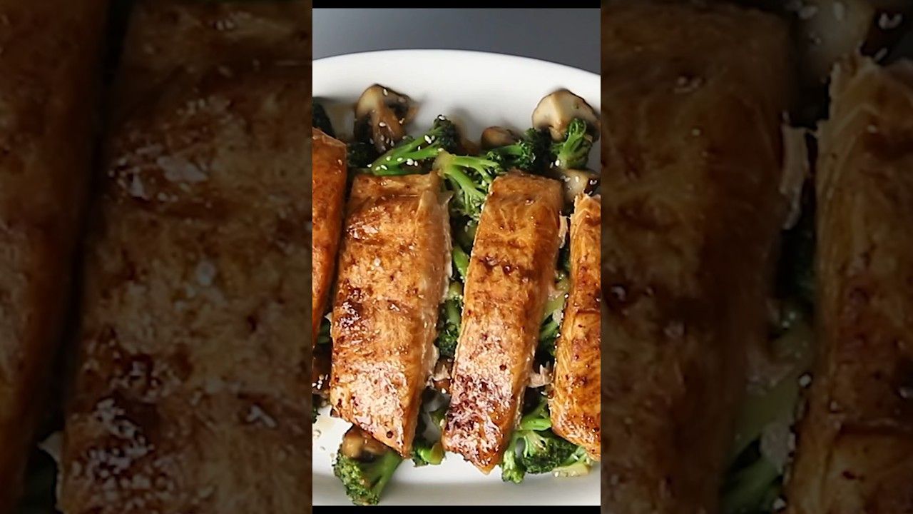 Keto Teriyaki Salmon and Broccoli – Recipe in the comments!